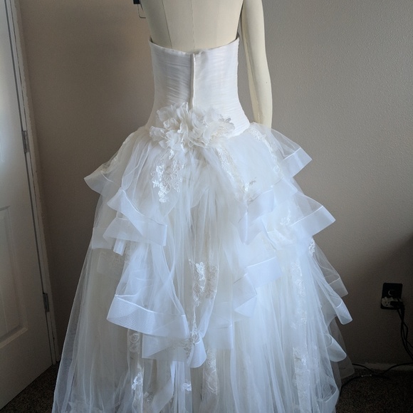 Vera Wang Designer Wedding Dress - Picture 4 of 5